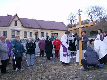 stavění mis. kříže v Třebařově